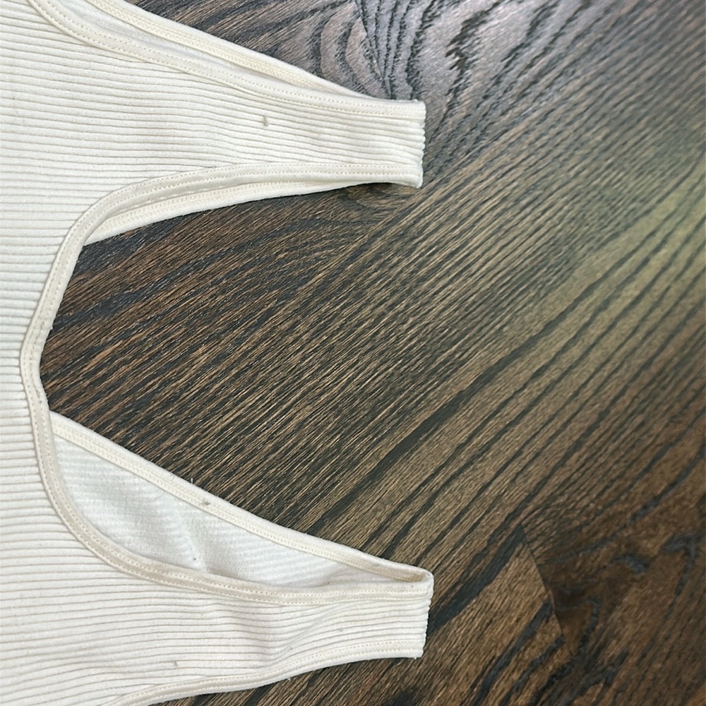 Dynamic Ribbed V Neck Tank - Picture 3 of 4